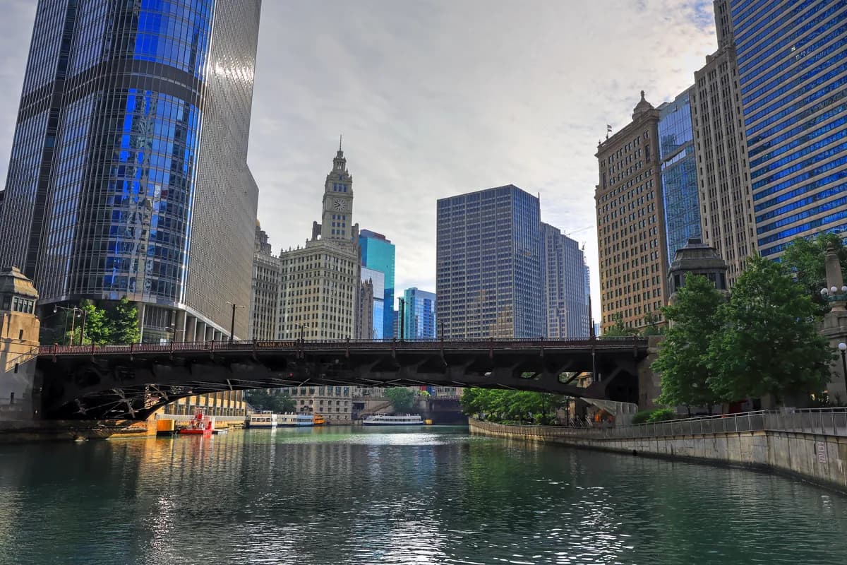 The Chicago river between the downtown towers